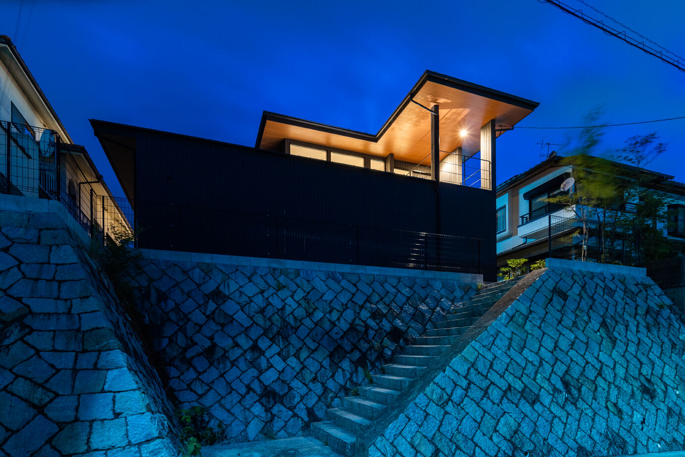 ジューケン 【大型整形地】海と外を望むダイナミックなテラスと内外を融合した水庭で非日常感のある家の建築実例画像10