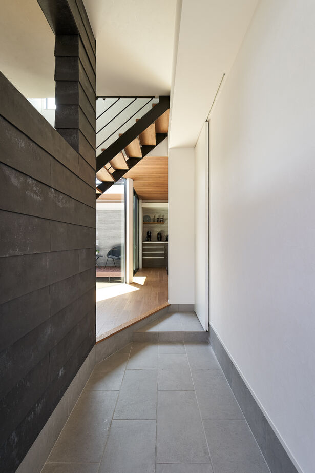 ジューケン 【土地面積約46坪】ほっと一息つける中庭から光と風が心地よく室内に届くガレージハウスの建築実例画像2