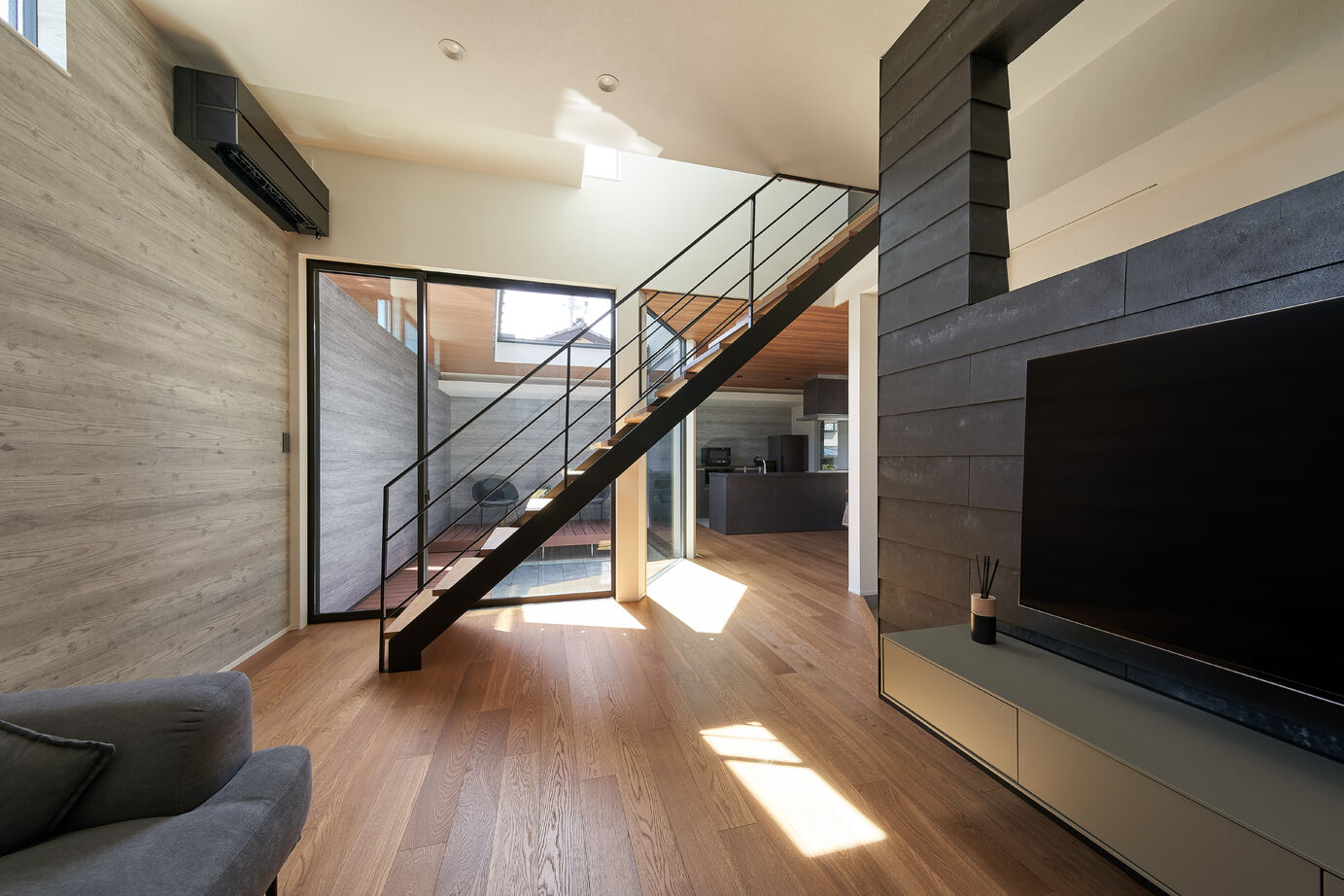 ジューケン 【土地面積約46坪】ほっと一息つける中庭から光と風が心地よく室内に届くガレージハウスの建築実例画像3