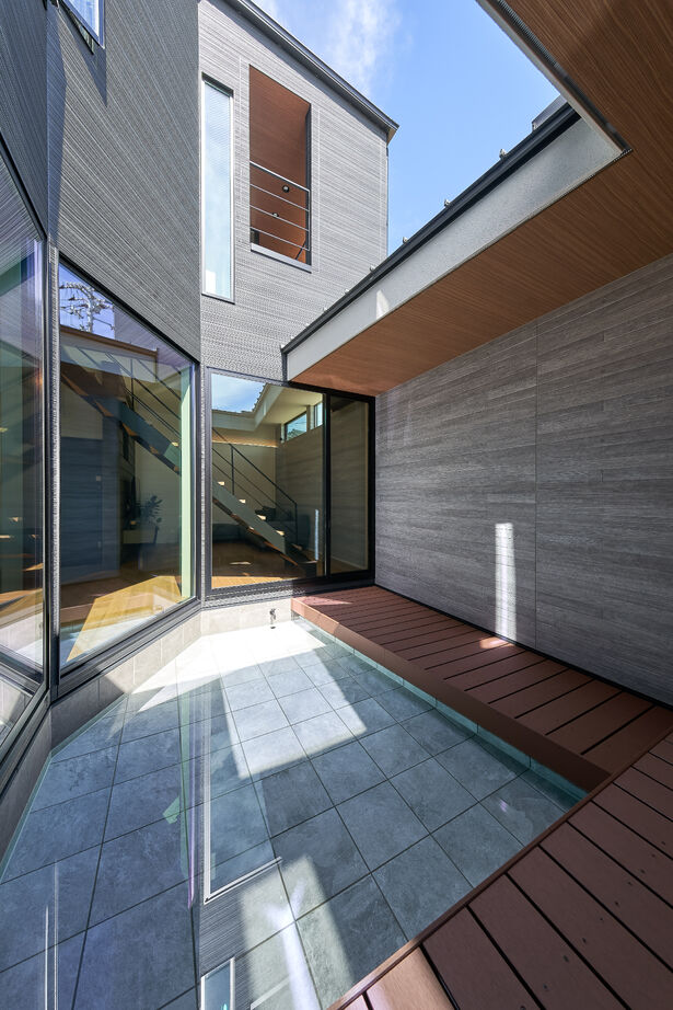 ジューケン 【土地面積約46坪】ほっと一息つける中庭から光と風が心地よく室内に届くガレージハウスの建築実例画像4