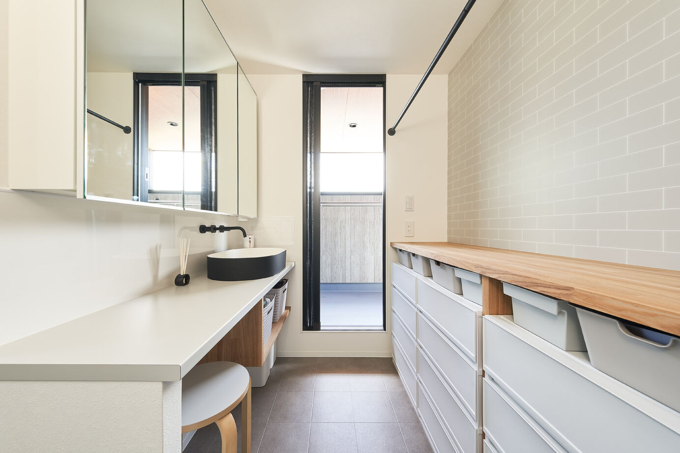 ジューケン 【土地面積約46坪】ほっと一息つける中庭から光と風が心地よく室内に届くガレージハウスの建築実例画像5