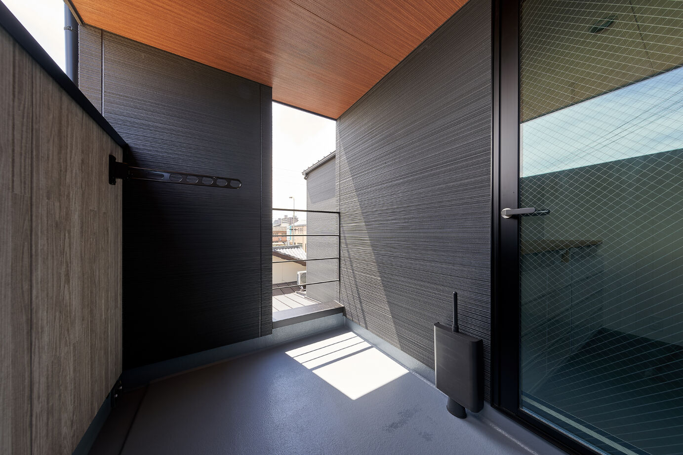 ジューケン 【土地面積約46坪】ほっと一息つける中庭から光と風が心地よく室内に届くガレージハウスの建築実例画像6