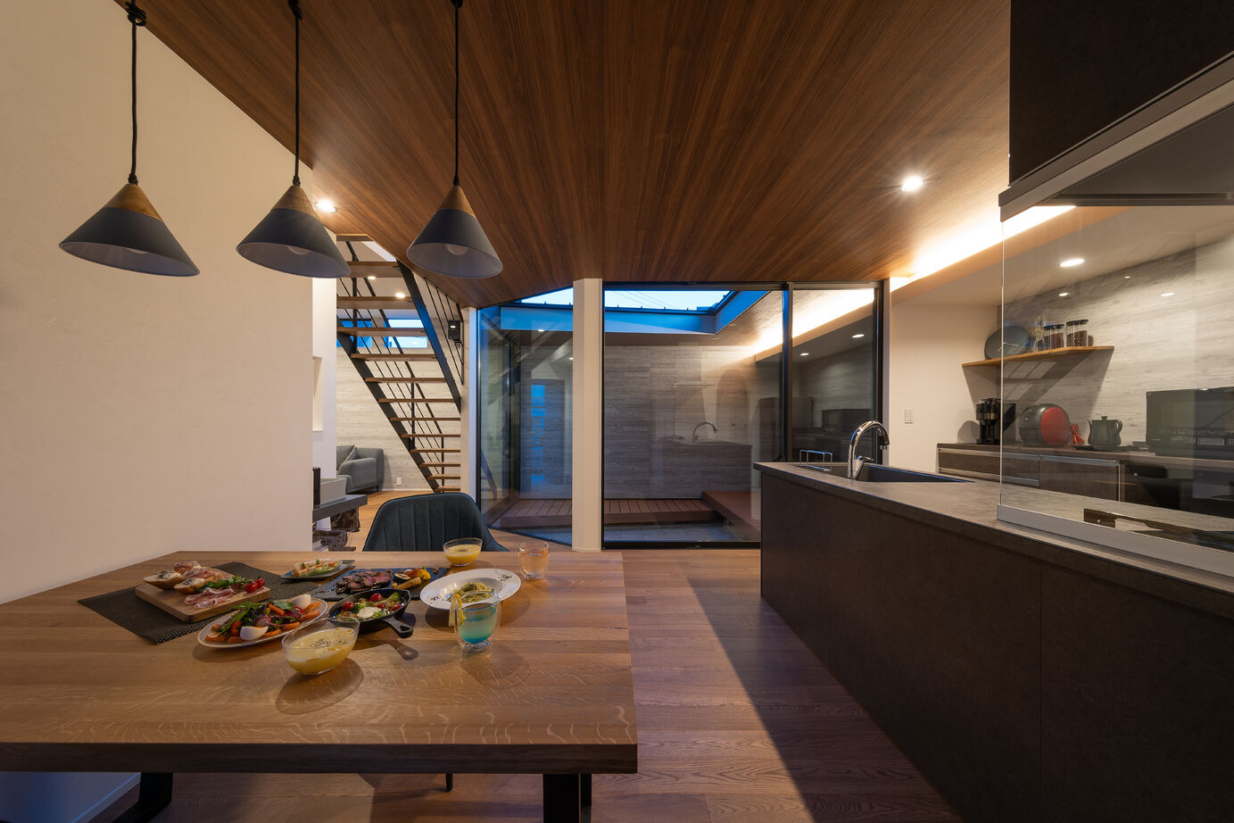 ジューケン 【土地面積約46坪】ほっと一息つける中庭から光と風が心地よく室内に届くガレージハウスの建築実例画像7