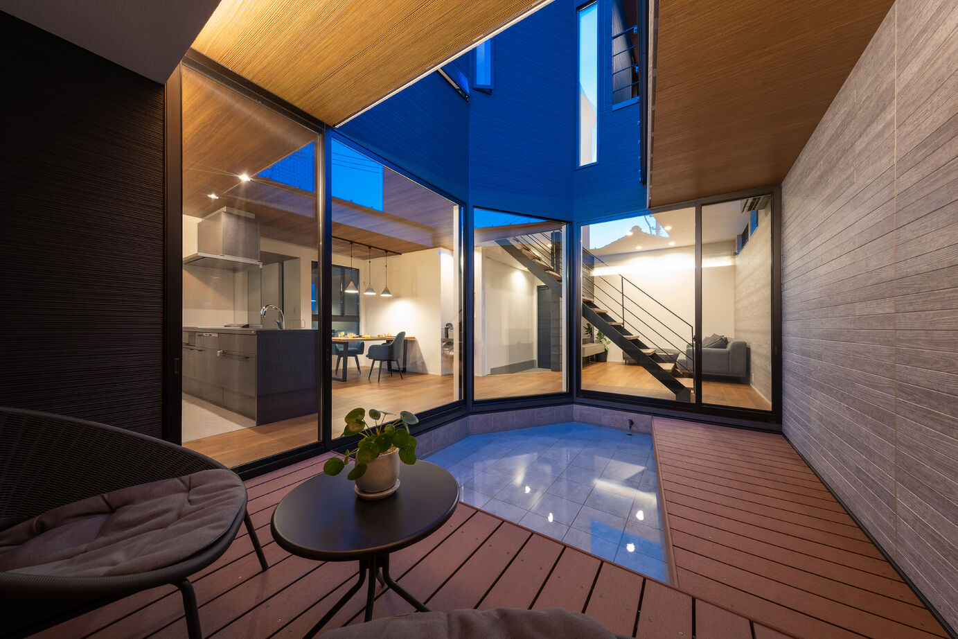 ジューケン 【土地面積約46坪】ほっと一息つける中庭から光と風が心地よく室内に届くガレージハウスの建築実例画像9