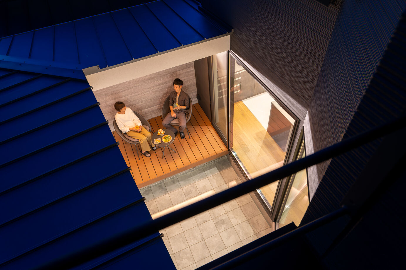 ジューケン 【土地面積約46坪】ほっと一息つける中庭から光と風が心地よく室内に届くガレージハウスの建築実例画像10