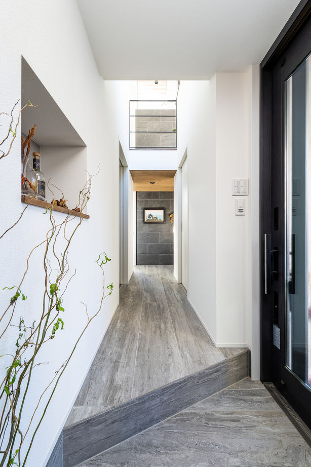 ジューケン 【変形地】奥地でも駐車ラクラク 1.5階リビングで叶えたカーテンレスな生活の建築実例画像2