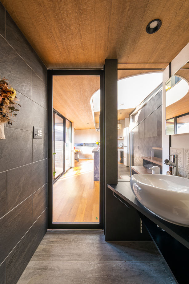 ジューケン 【変形地】奥地でも駐車ラクラク 1.5階リビングで叶えたカーテンレスな生活の建築実例画像3