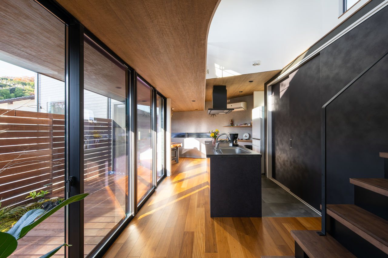 ジューケン 【変形地】奥地でも駐車ラクラク 1.5階リビングで叶えたカーテンレスな生活の建築実例画像4