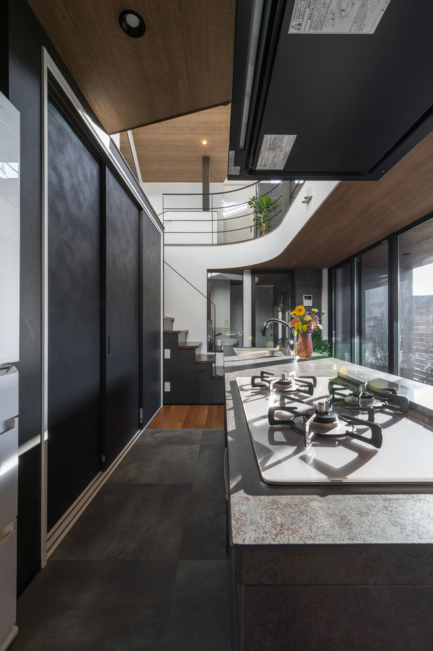 ジューケン 【変形地】奥地でも駐車ラクラク 1.5階リビングで叶えたカーテンレスな生活の建築実例画像5