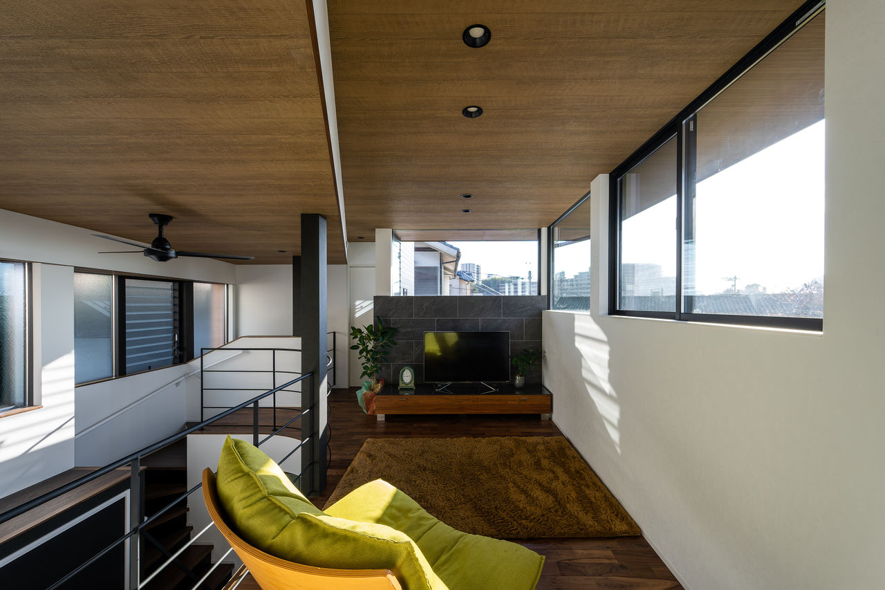 ジューケン 【変形地】奥地でも駐車ラクラク 1.5階リビングで叶えたカーテンレスな生活の建築実例画像7