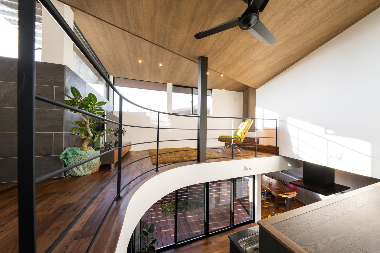 ジューケン 【変形地】奥地でも駐車ラクラク 1.5階リビングで叶えたカーテンレスな生活の建築実例画像8