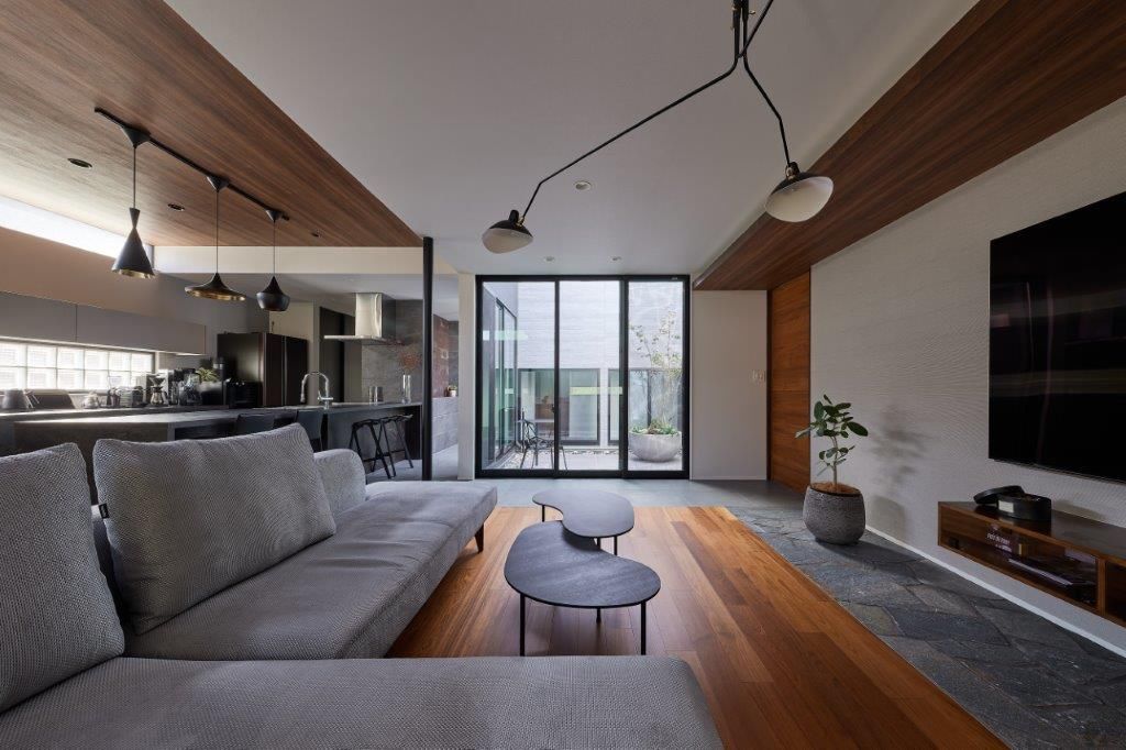 ジューケン 【高級感】約100坪の敷地に建つ「ロの字型の中庭×ビルトインガレージ」がある“憧れの平屋”の建築実例画像2