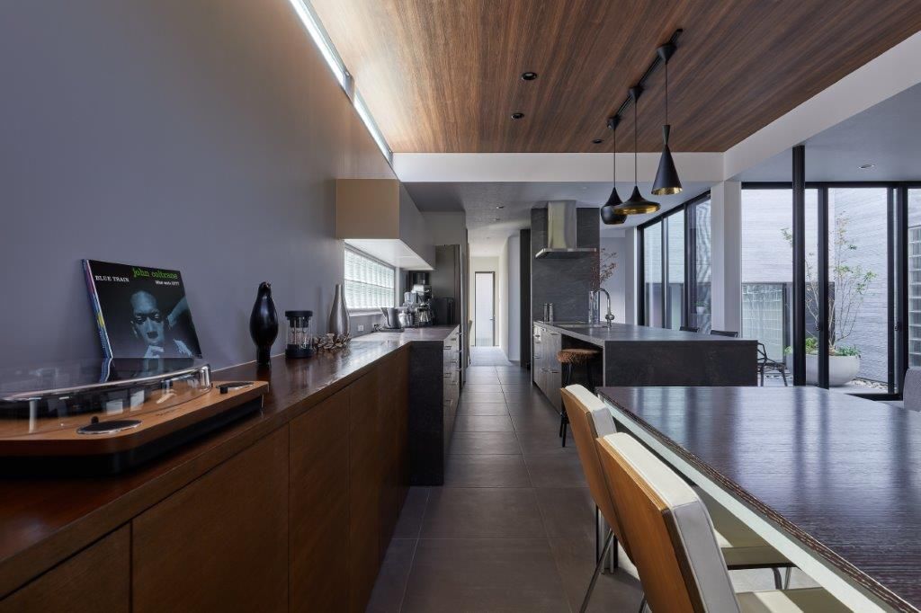 ジューケン 【高級感】約100坪の敷地に建つ「ロの字型の中庭×ビルトインガレージ」がある“憧れの平屋”の建築実例画像3