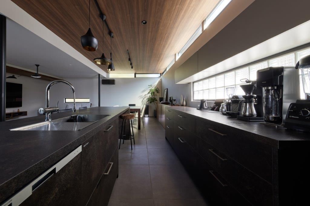 ジューケン 【高級感】約100坪の敷地に建つ「ロの字型の中庭×ビルトインガレージ」がある“憧れの平屋”の建築実例画像4