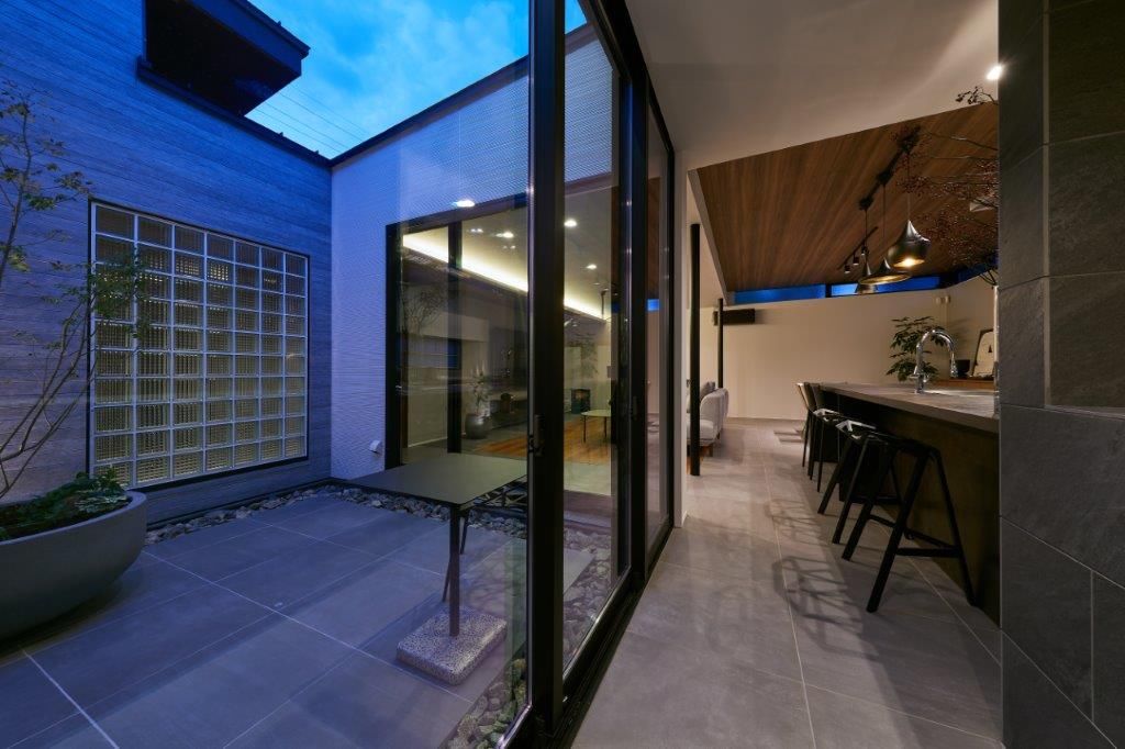 ジューケン 【高級感】約100坪の敷地に建つ「ロの字型の中庭×ビルトインガレージ」がある“憧れの平屋”の建築実例画像8