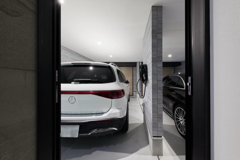 ジューケン 【高級感】約100坪の敷地に建つ「ロの字型の中庭×ビルトインガレージ」がある“憧れの平屋”の建築実例画像9