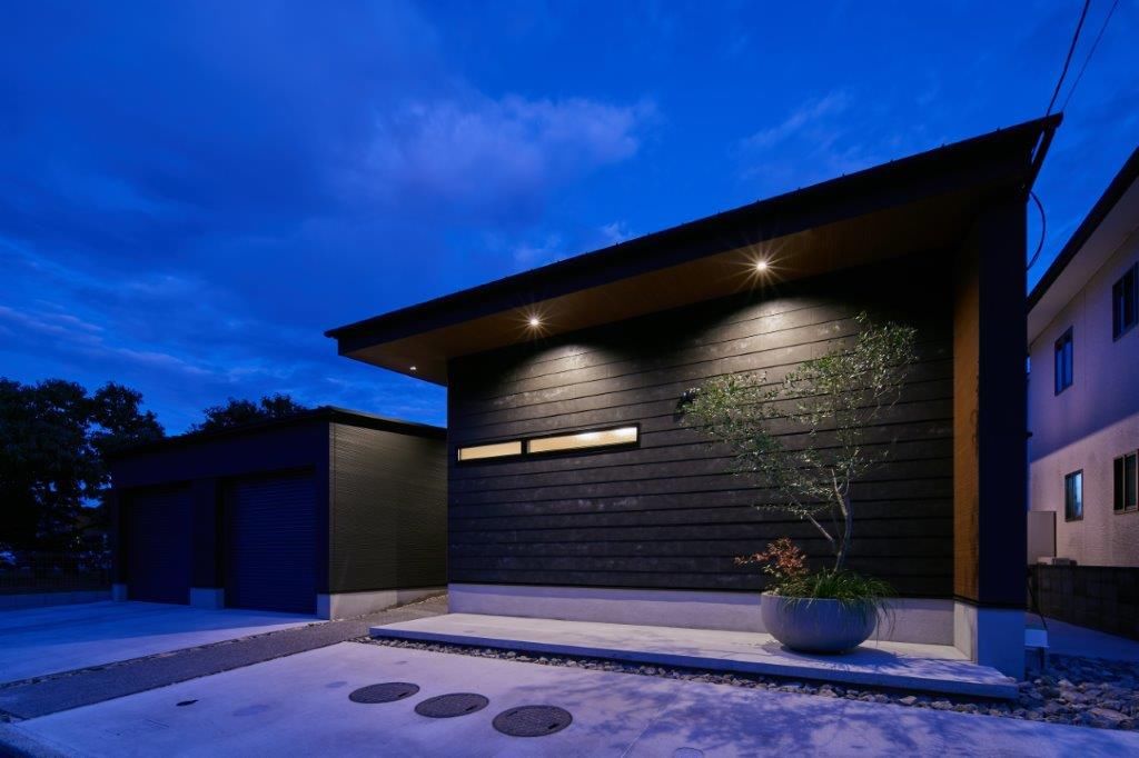 ジューケン 【高級感】約100坪の敷地に建つ「ロの字型の中庭×ビルトインガレージ」がある“憧れの平屋”の建築実例画像10
