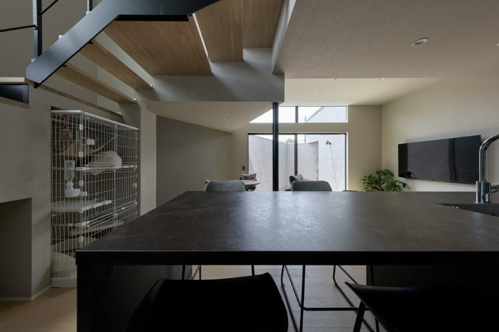 ジューケン 【角地/整形地】整形地に遊び心ある間取りとペットも喜ぶスキップフロアのある家の建築実例画像4