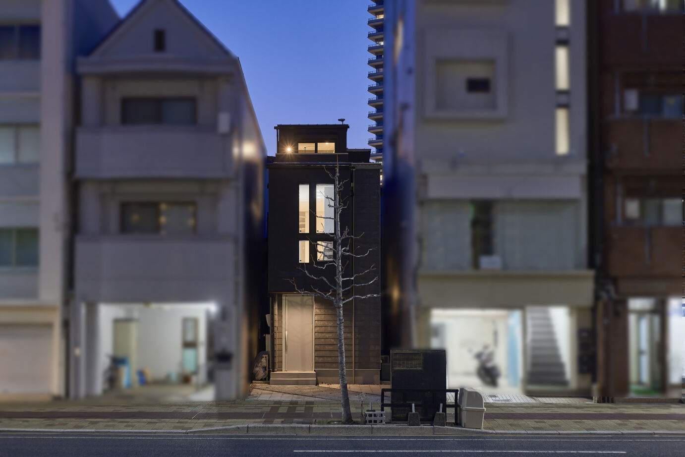 ジューケン 【狭小地・街中】ビルに挟まれた間口4.5ｍの狭小地に広がりと夢を詰め込んだスキップフロアの家の建築実例画像2