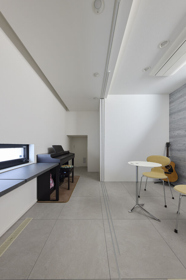 ジューケン 【狭小地・街中】ビルに挟まれた間口4.5ｍの狭小地に広がりと夢を詰め込んだスキップフロアの家の建築実例画像4