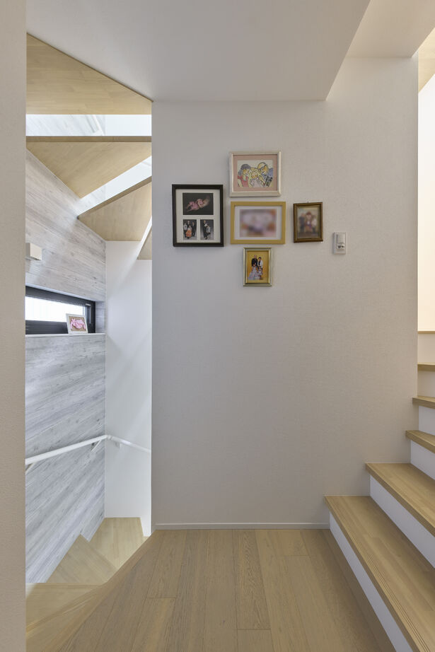 ジューケン 【狭小地・街中】ビルに挟まれた間口4.5ｍの狭小地に広がりと夢を詰め込んだスキップフロアの家の建築実例画像5