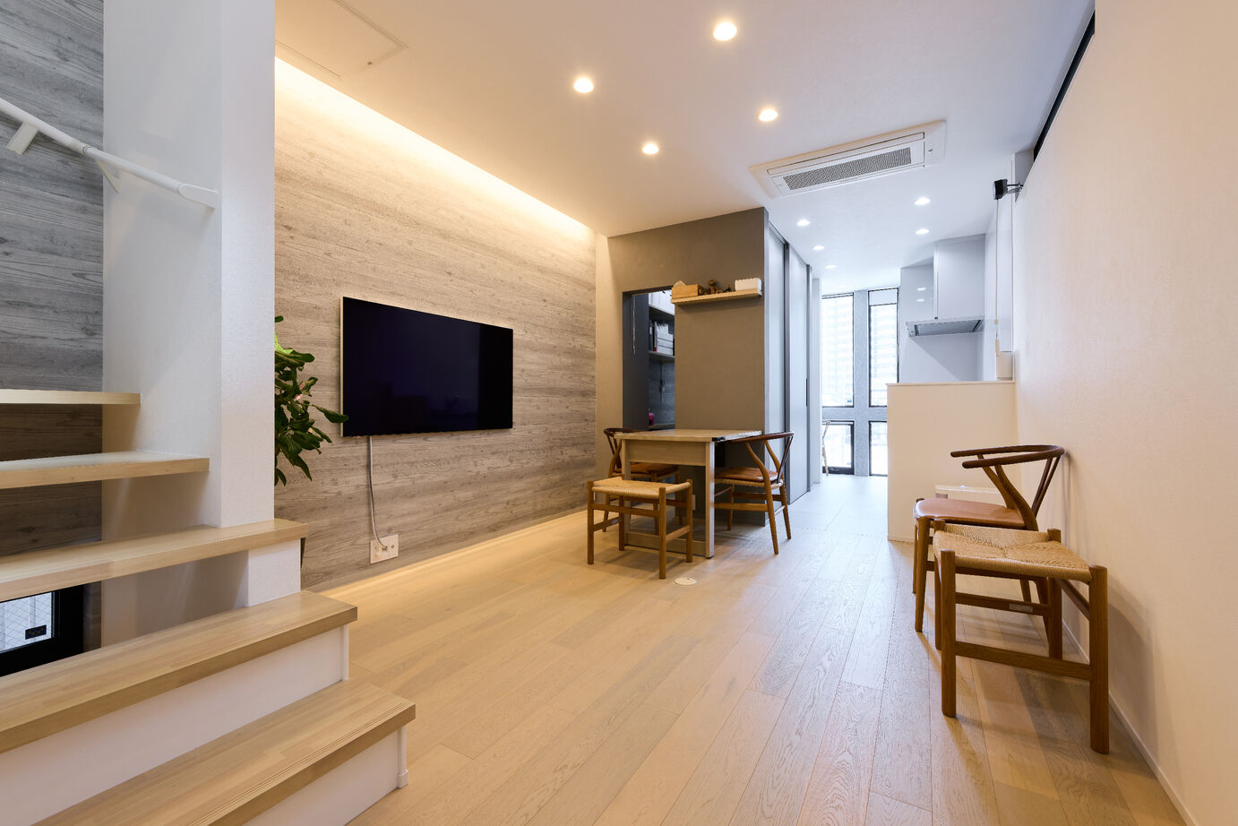 ジューケン 【狭小地・街中】ビルに挟まれた間口4.5ｍの狭小地に広がりと夢を詰め込んだスキップフロアの家の建築実例画像6