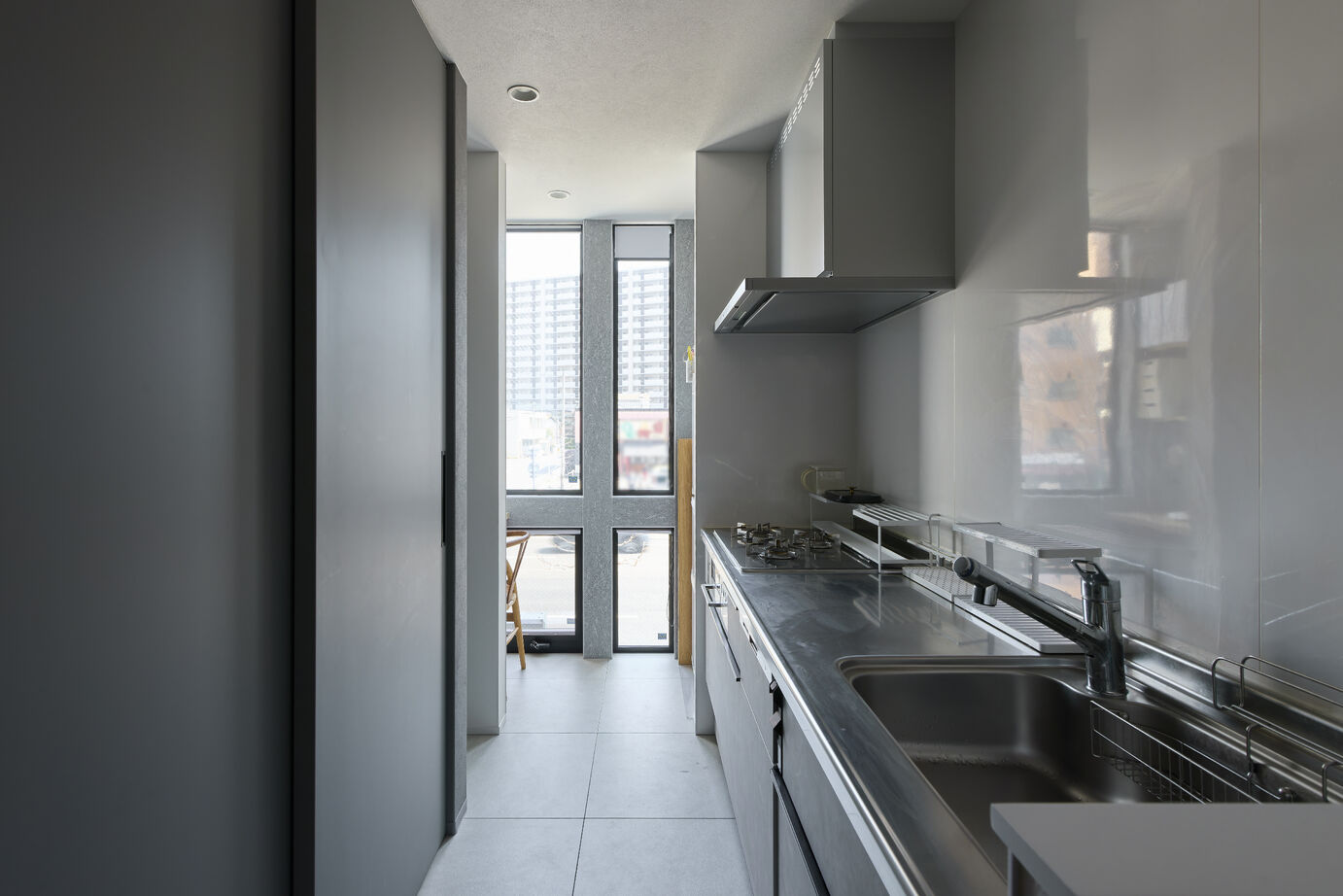 ジューケン 【狭小地・街中】ビルに挟まれた間口4.5ｍの狭小地に広がりと夢を詰め込んだスキップフロアの家の建築実例画像7