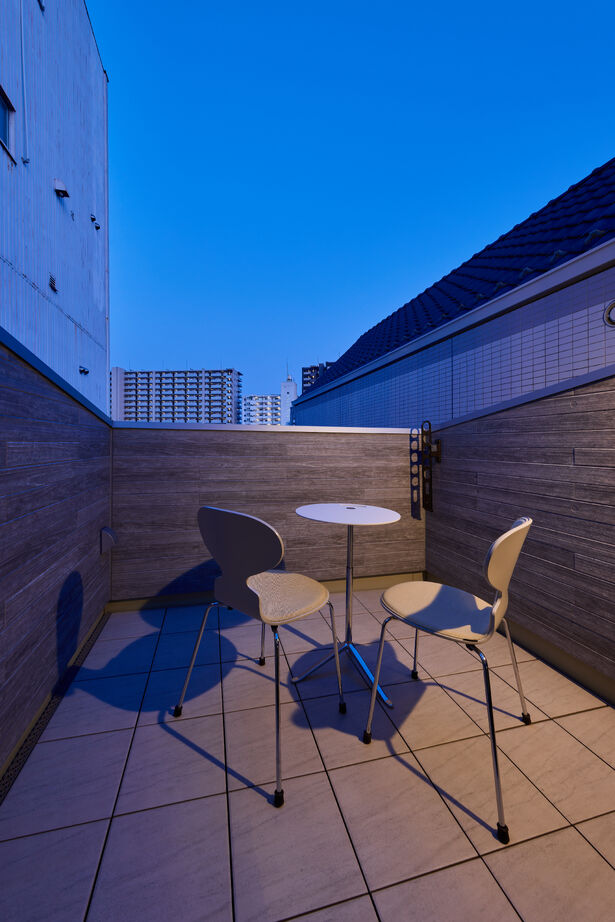 ジューケン 【狭小地・街中】ビルに挟まれた間口4.5ｍの狭小地に広がりと夢を詰め込んだスキップフロアの家の建築実例画像10