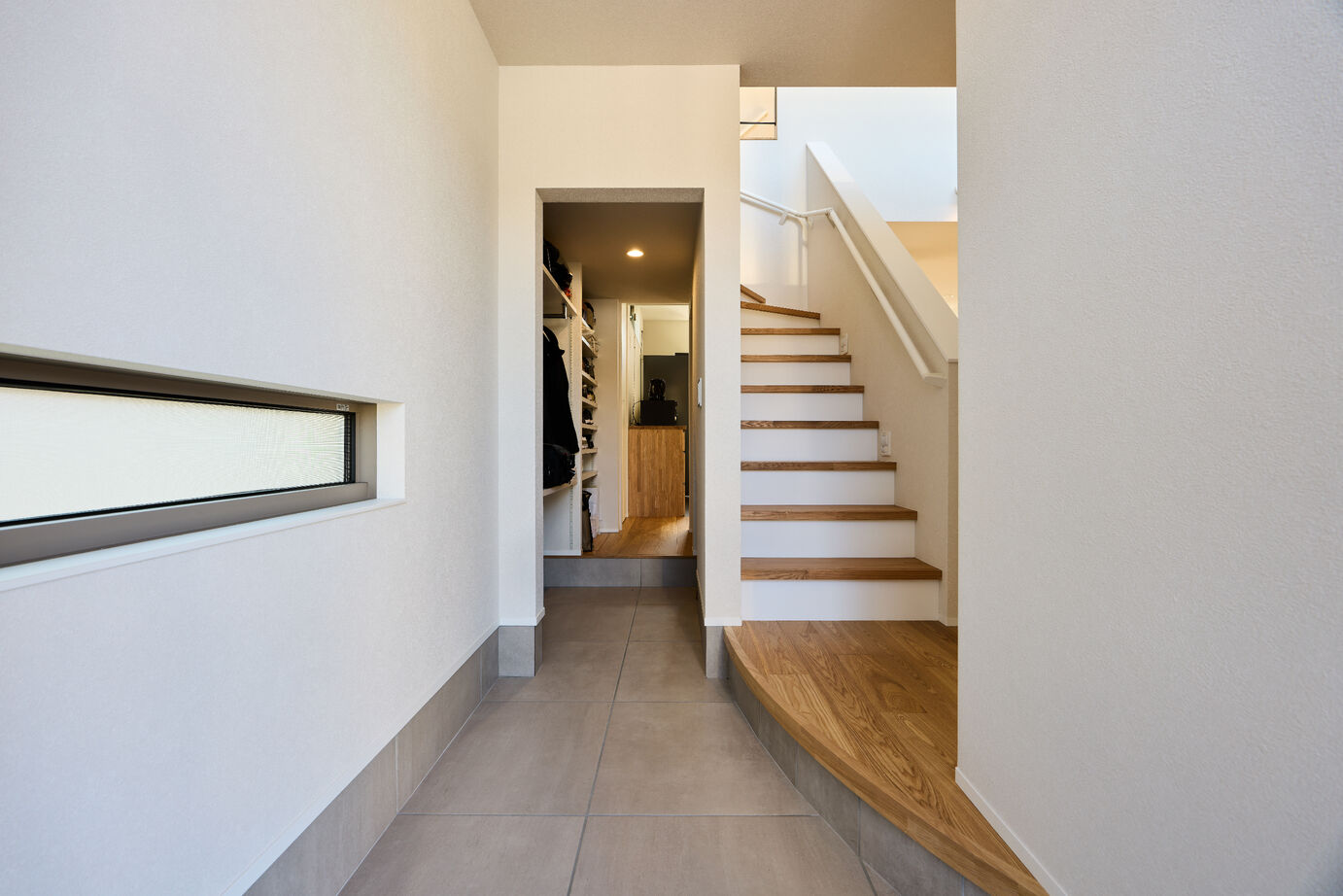 ジューケン 【整形地・北欧×和】空が見える吹抜けと”スキップフロア”の書斎がある家の建築実例画像3