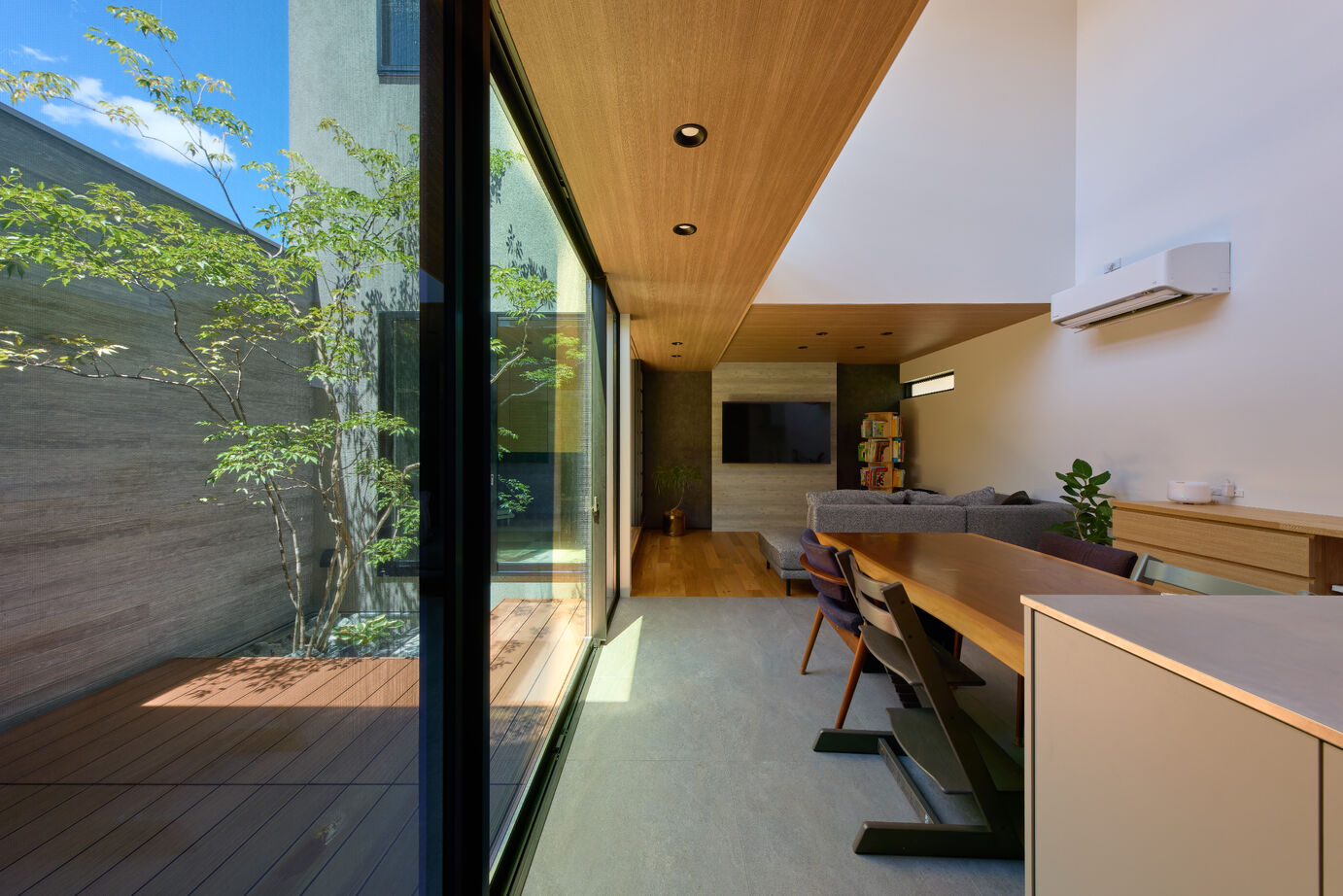 ジューケン 【整形地】2度目の家づくりで叶えた中庭×空中廊下のある吹抜けで開放的な家の建築実例画像2