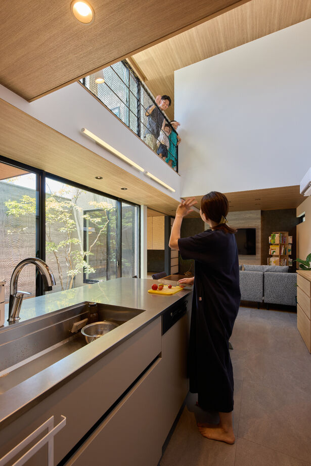 ジューケン 【整形地】2度目の家づくりで叶えた中庭×空中廊下のある吹抜けで開放的な家の建築実例画像3