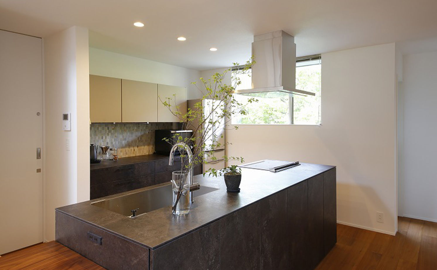 住空間設計Labo 【3000万円台・間取り図・豊中市】デザインも家事ラクも叶える。借景を活かす、光と緑を感じる中庭のある家の建築実例画像7