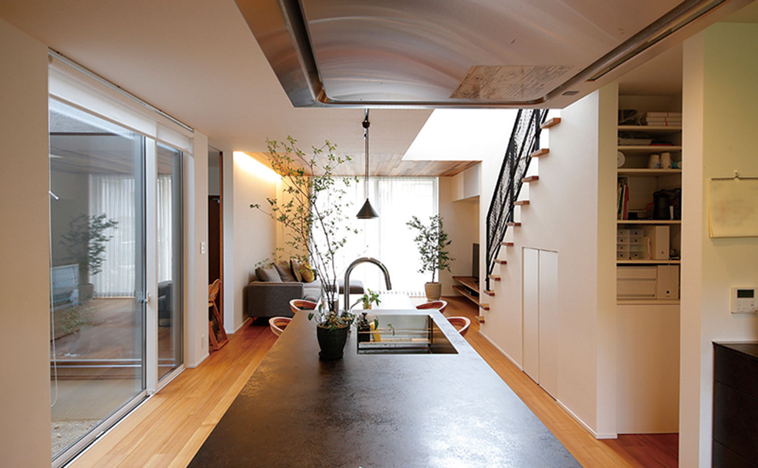 住空間設計Labo 【3000万円台・間取り図・豊中市】デザインも家事ラクも叶える。借景を活かす、光と緑を感じる中庭のある家の建築実例画像8