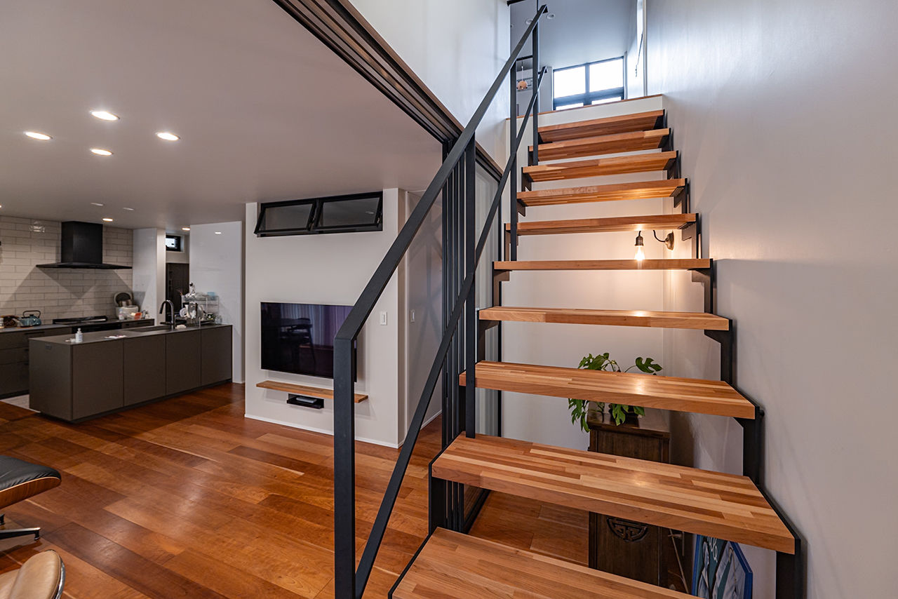 住空間設計Labo 【3000万円台・神戸市】階段を魅せる家。海外の調度品が映えるギャラリーのような空間設計の建築実例画像2