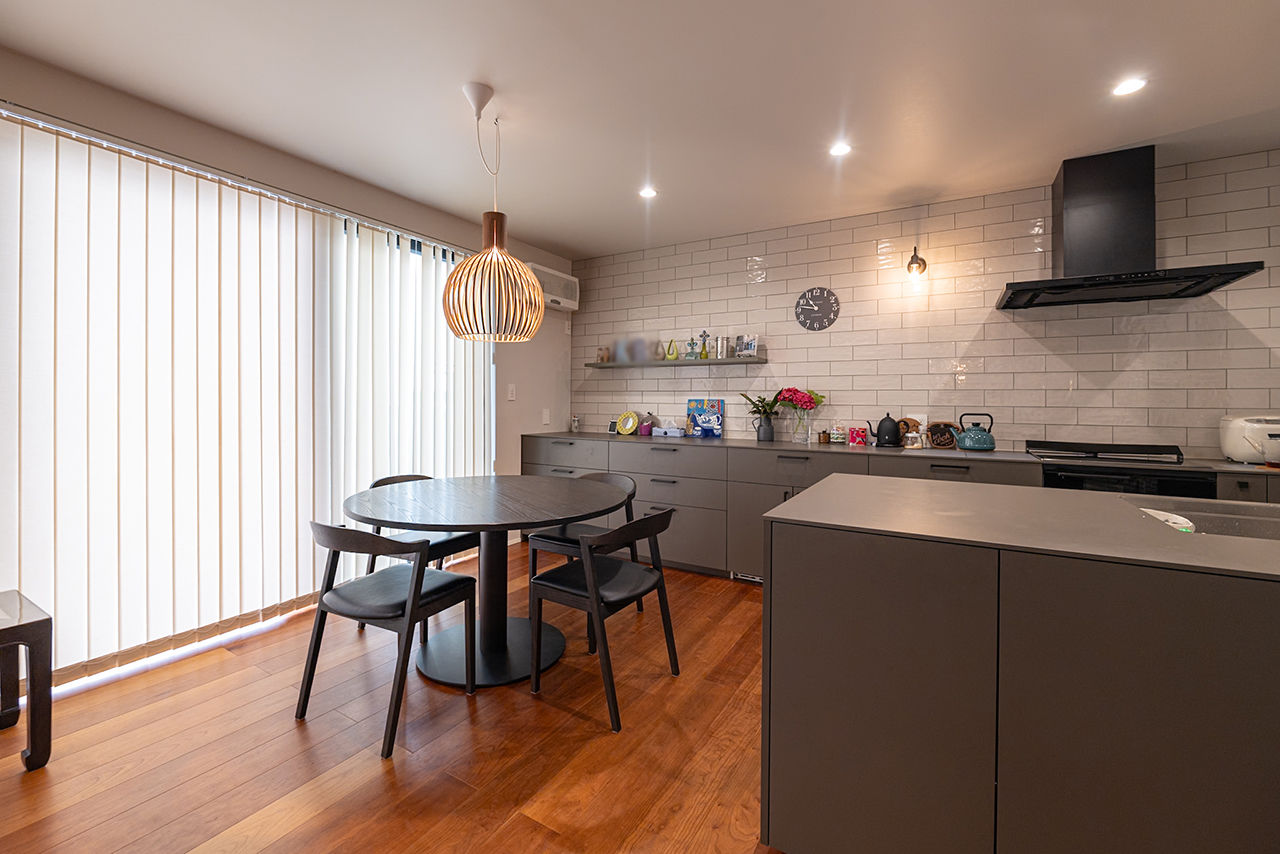 住空間設計Labo 【3000万円台・神戸市】階段を魅せる家。海外の調度品が映えるギャラリーのような空間設計の建築実例画像3