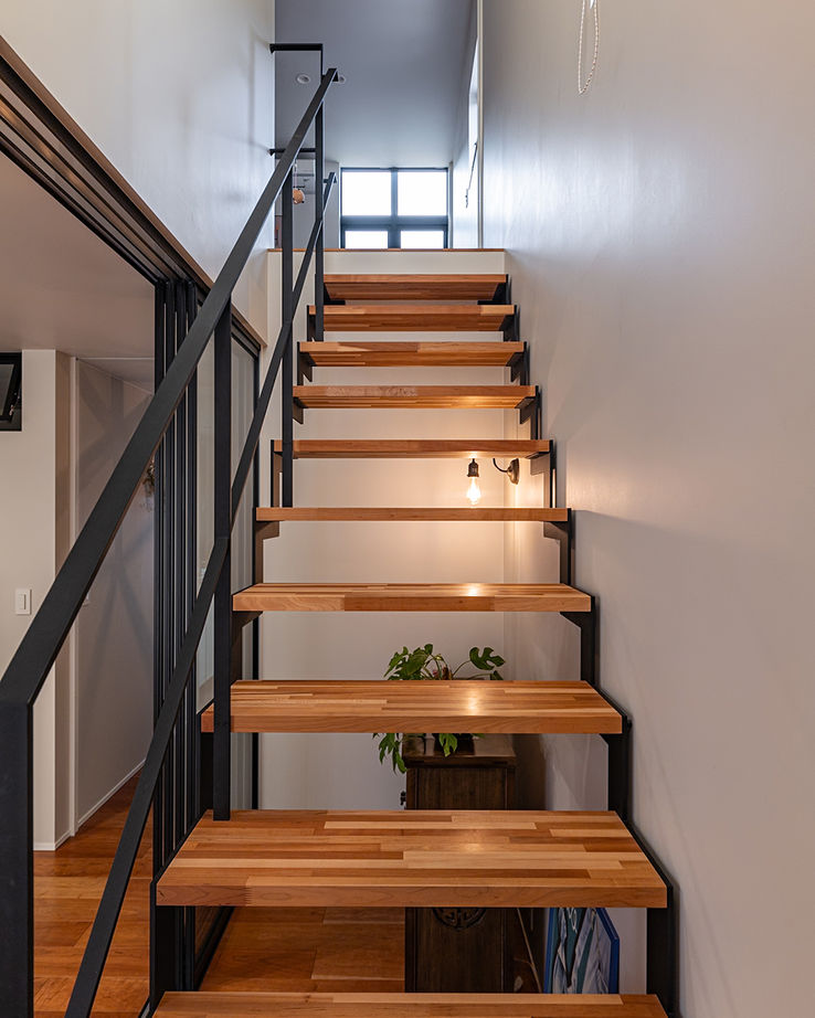 住空間設計Labo 【3000万円台・神戸市】階段を魅せる家。海外の調度品が映えるギャラリーのような空間設計の建築実例画像6