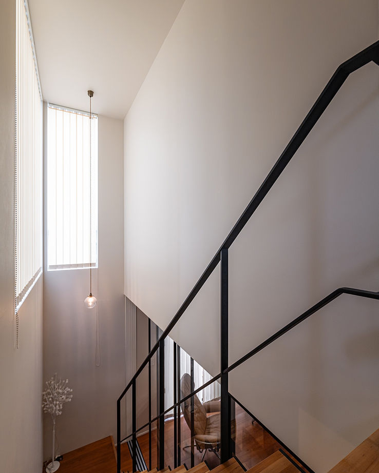 住空間設計Labo 【3000万円台・神戸市】階段を魅せる家。海外の調度品が映えるギャラリーのような空間設計の建築実例画像7