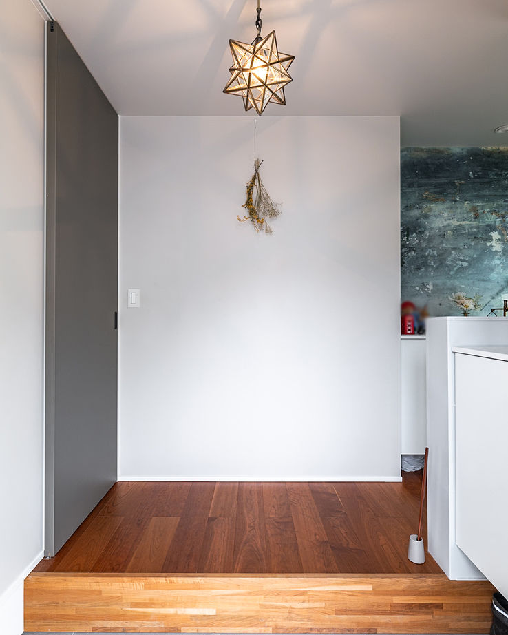 住空間設計Labo 【3000万円台・神戸市】階段を魅せる家。海外の調度品が映えるギャラリーのような空間設計の建築実例画像8