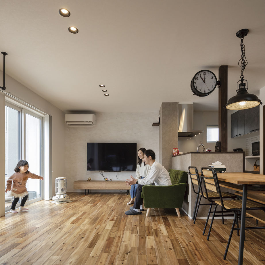 NOA HOME 理想をとことん実現！アカシア×アイアンで創り出す、ミッドセンチュリー31坪の住まいの建築実例画像3