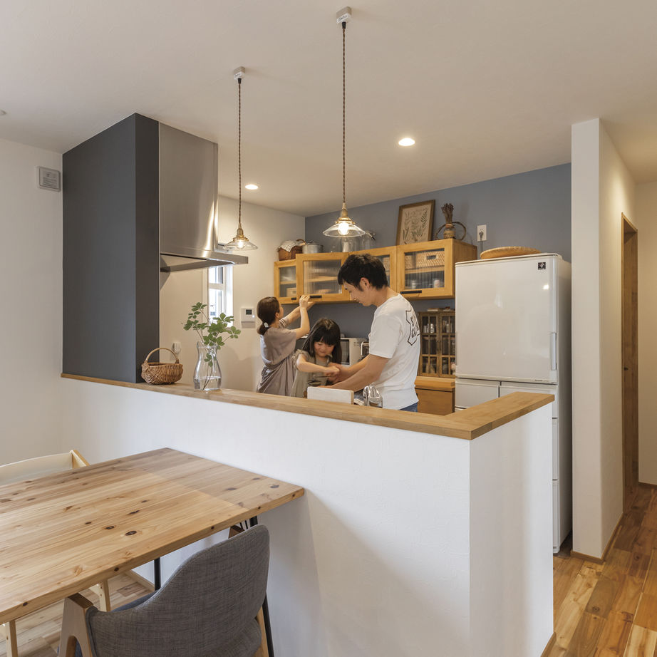 NOA HOME キッチンは好きな映画をイメージ。「好き」を具現化して叶えた、おうち時間を彩る28坪平屋の住まいの建築実例画像3