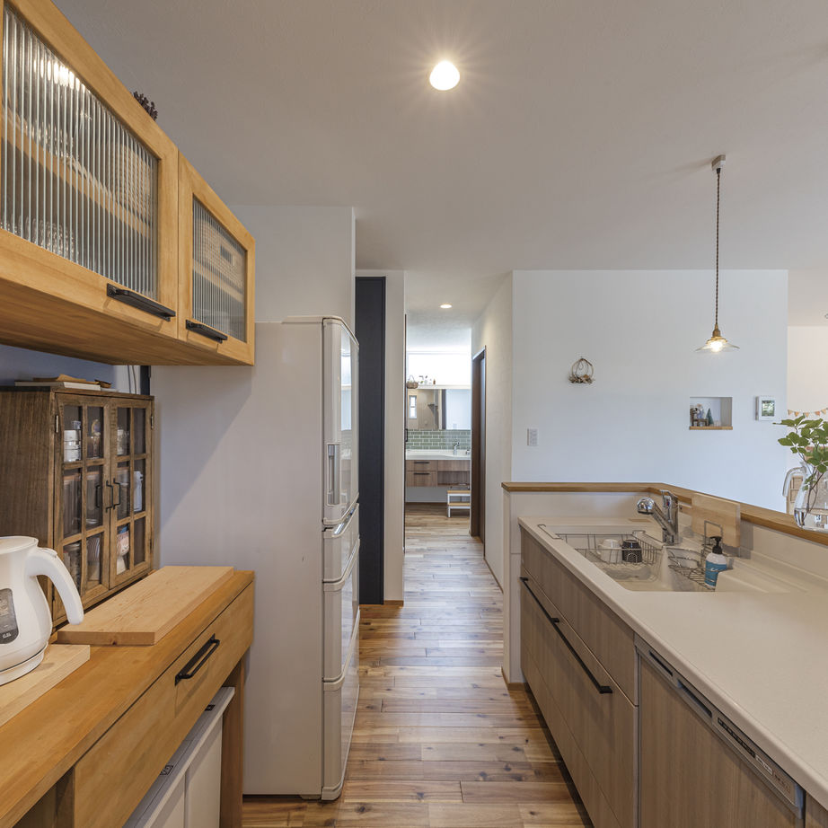 NOA HOME キッチンは好きな映画をイメージ。「好き」を具現化して叶えた、おうち時間を彩る28坪平屋の住まいの建築実例画像5