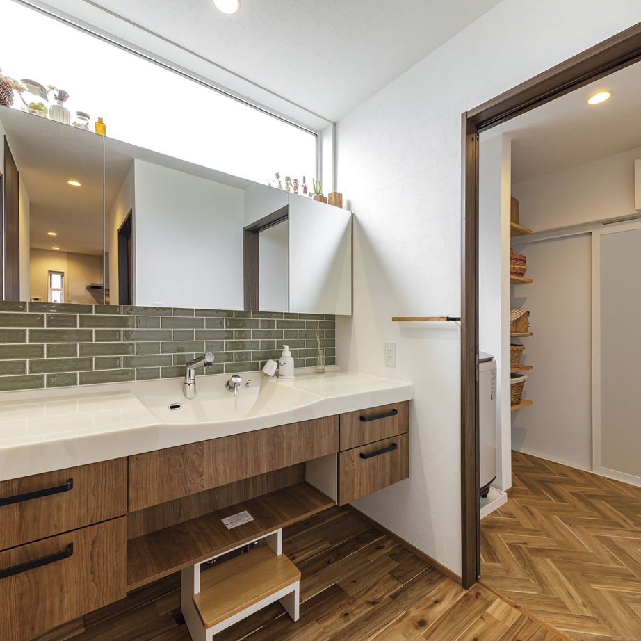 NOA HOME キッチンは好きな映画をイメージ。「好き」を具現化して叶えた、おうち時間を彩る28坪平屋の住まいの建築実例画像6