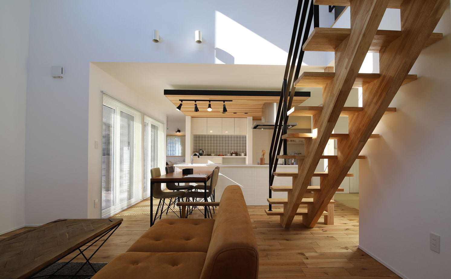 NOA HOME ダイニングでお酒を愉しむひとときに安らぐ…。暮らしの中で「好き」を身近に感じる34坪の住まいの建築実例画像2