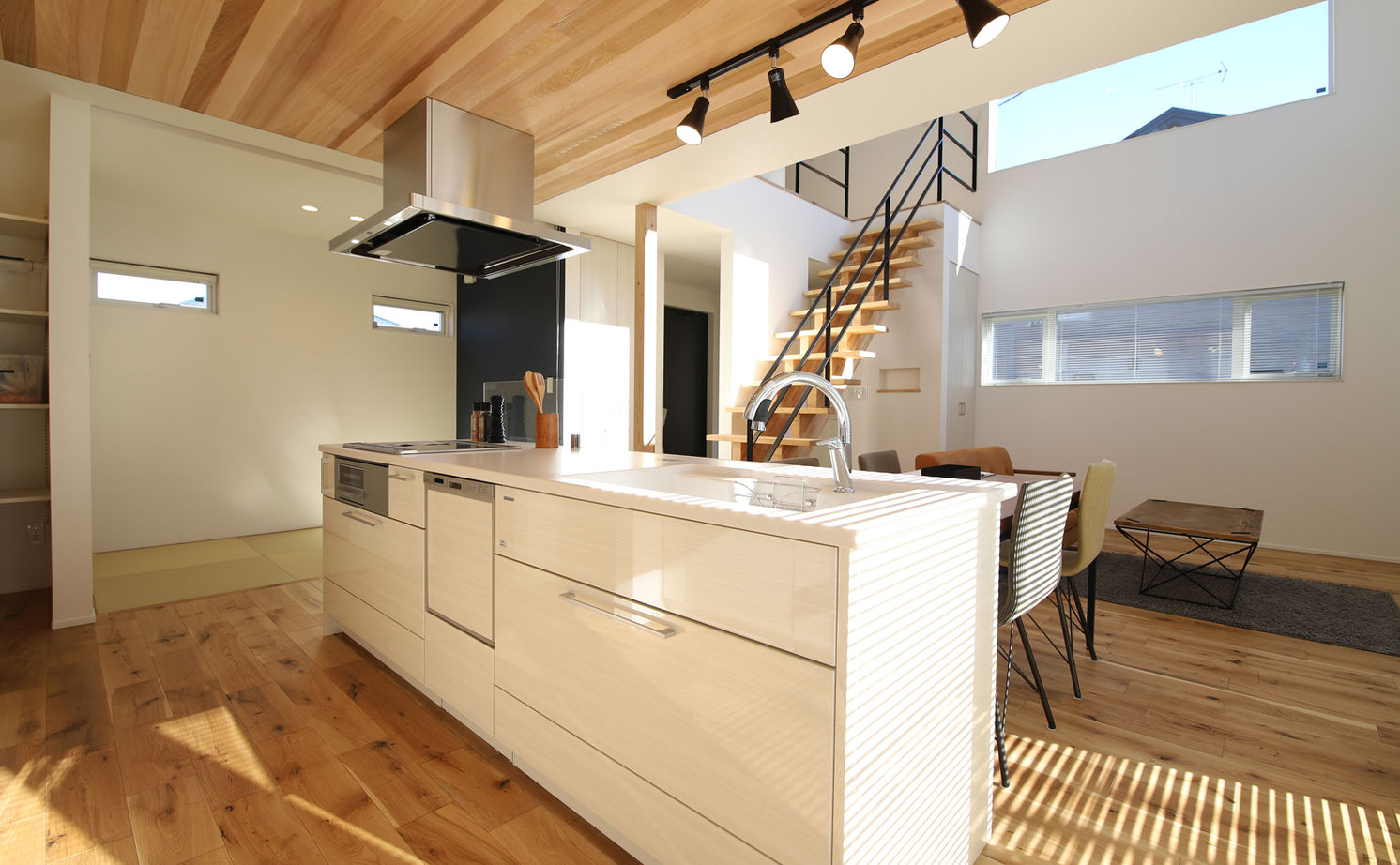 NOA HOME ダイニングでお酒を愉しむひとときに安らぐ…。暮らしの中で「好き」を身近に感じる34坪の住まいの建築実例画像4