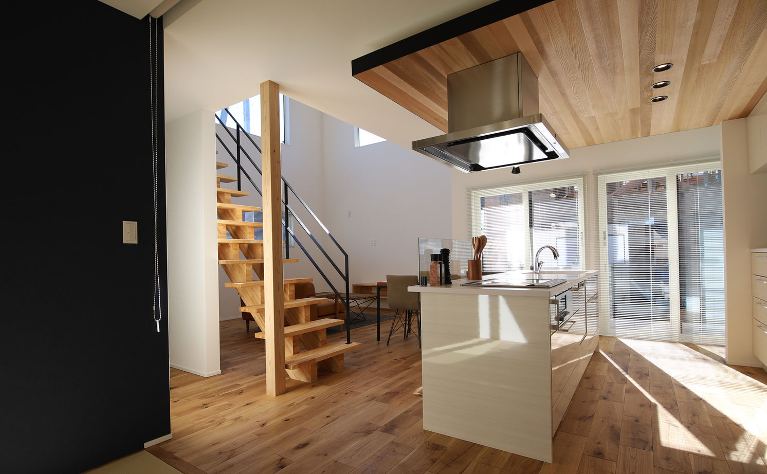 NOA HOME ダイニングでお酒を愉しむひとときに安らぐ…。暮らしの中で「好き」を身近に感じる34坪の住まいの建築実例画像7