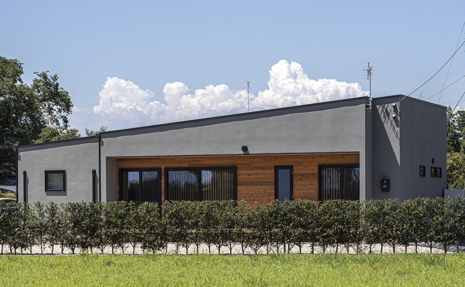 NOA HOME 巧みな素材使いで、理想の住まいをカタチに。シンプルな間取りで暮らしやすとカッコよさを叶えた27坪の平屋の建築実例画像2