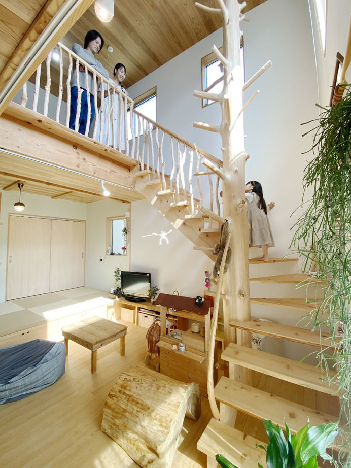 キミドリ建築 【2000万円台/30坪台/無垢材/間取り有】自然の造形で生まれる美しさ。枝付き大黒柱のある木の住まいの建築実例画像2