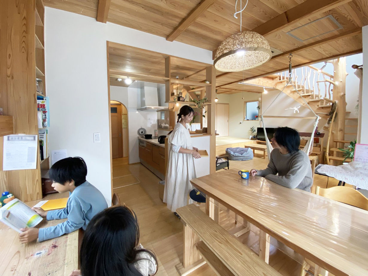 キミドリ建築 【2000万円台/30坪台/無垢材/間取り有】自然の造形で生まれる美しさ。枝付き大黒柱のある木の住まいの建築実例画像6