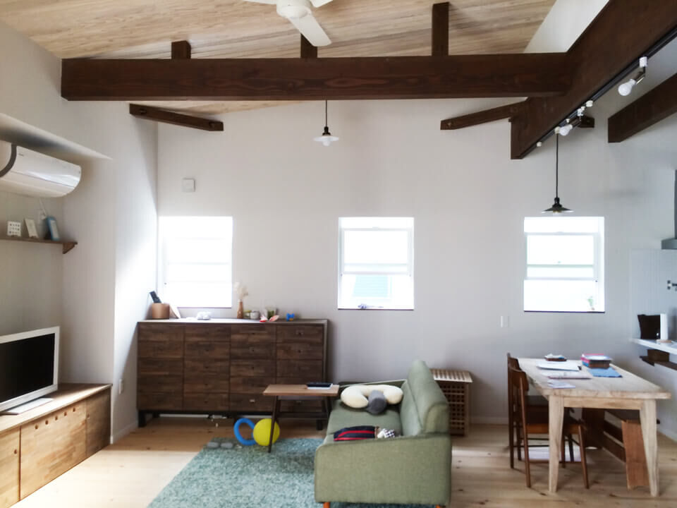 キミドリ建築 造作家具たちと共存する和モダンな家の建築実例画像2