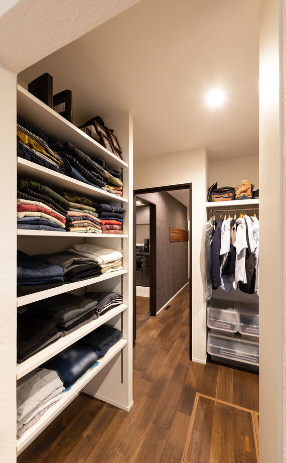 華建築 【3000万円台前半|37坪|平屋＋α|間取り図有】主寝室を１階にして快適生活を叶えたモダンデザインの家の建築実例画像9